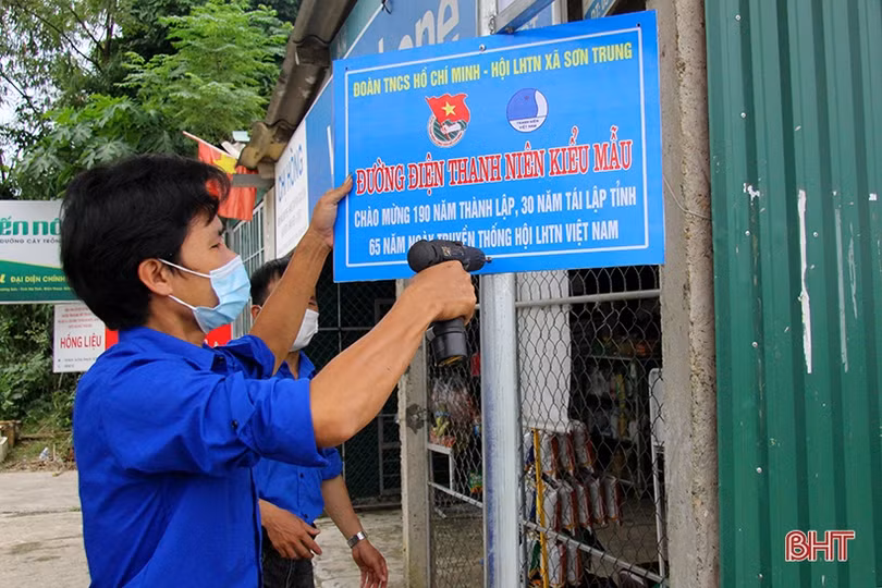 Bàn giao “Đường điện thanh niên kiểu mẫu” ở Hương Sơn