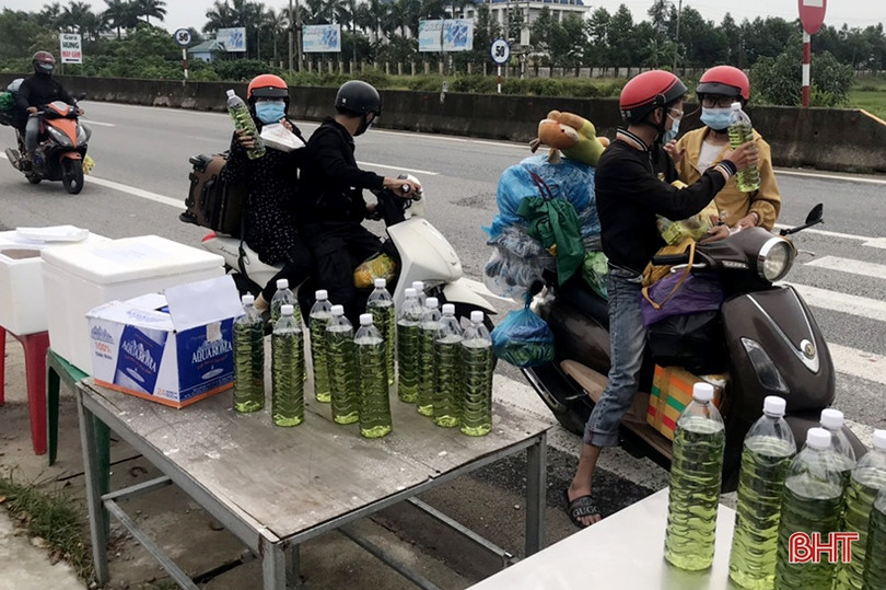 Hội Cổ động viên Hà Tĩnh trao quà hỗ trợ người dân ở các tỉnh phía Nam hồi hương