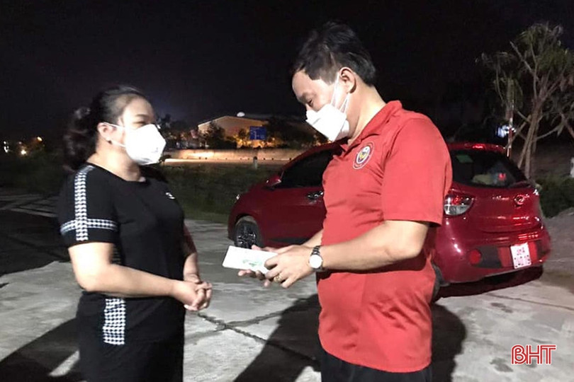 Hội Cổ động viên Hà Tĩnh trao quà hỗ trợ người dân ở các tỉnh phía Nam hồi hương