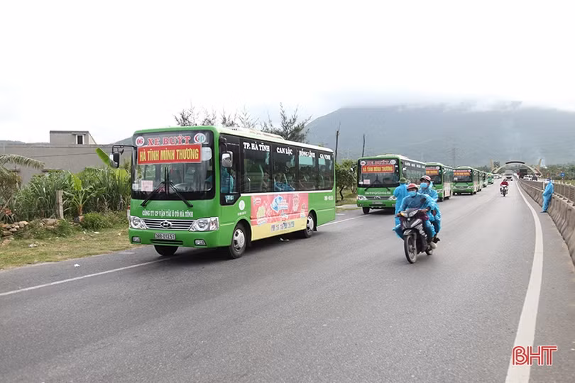 Hà Tĩnh huy động 13 ô tô chở 400 công dân từ các tỉnh miền Nam qua địa bàn