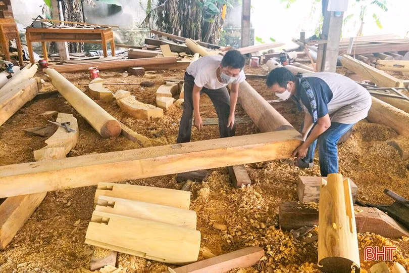 Về Hà Tĩnh xem thợ mộc làm nhà gỗ mít tiền tỷ