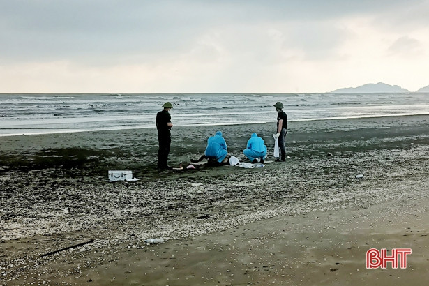 Phát hiện thi thể một người đàn ông trôi dạt vào bờ biển Lộc Hà