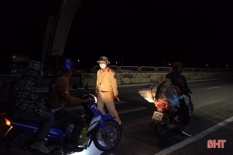 Trắng đêm kiểm soát người từ miền Nam về và đi qua địa bàn Hà Tĩnh