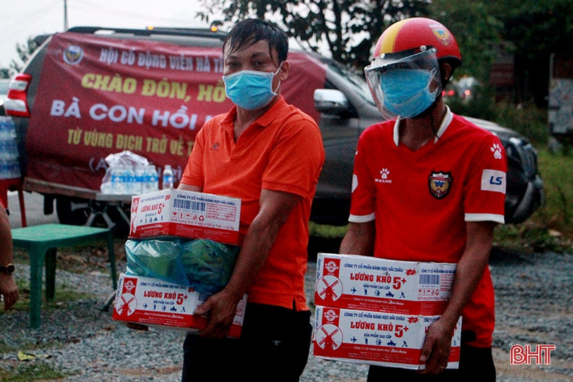 Hội Cổ động viên Hà Tĩnh trao quà hỗ trợ người dân ở các tỉnh phía Nam hồi hương