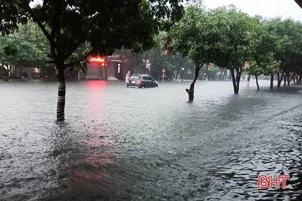 Nhiều tuyến đường ở TP Hà Tĩnh ngập sâu do mưa lớn