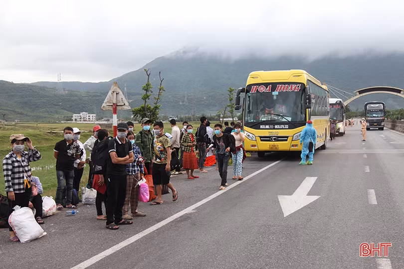 Hà Tĩnh huy động 13 ô tô chở 400 công dân từ các tỉnh miền Nam qua địa bàn
