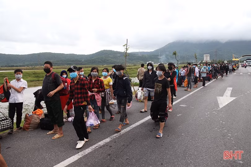 Hà Tĩnh huy động 13 ô tô chở 400 công dân từ các tỉnh miền Nam qua địa bàn