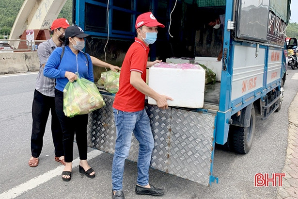 Hội Chữ thập đỏ Hà Tĩnh trao tặng hơn 1.800 suất quà cho công dân hồi hương 