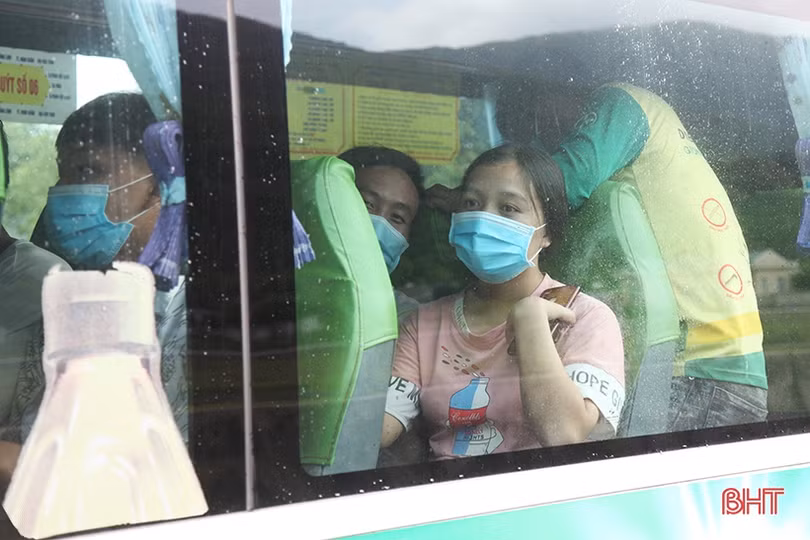 Hà Tĩnh huy động 13 ô tô chở 400 công dân từ các tỉnh miền Nam qua địa bàn