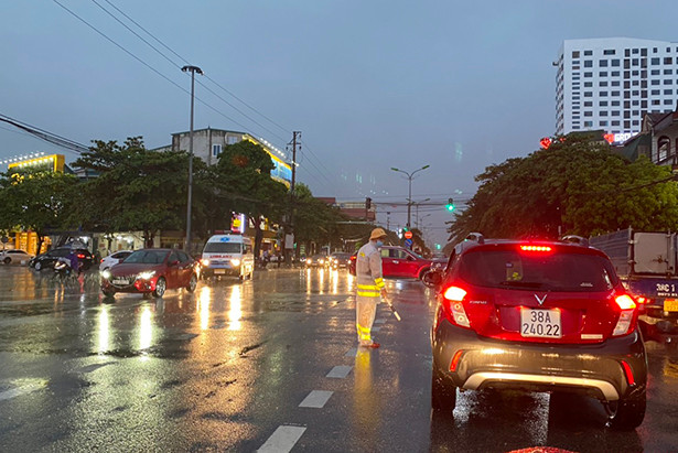 Nhiều tuyến đường ở TP Hà Tĩnh ngập sâu do mưa lớn