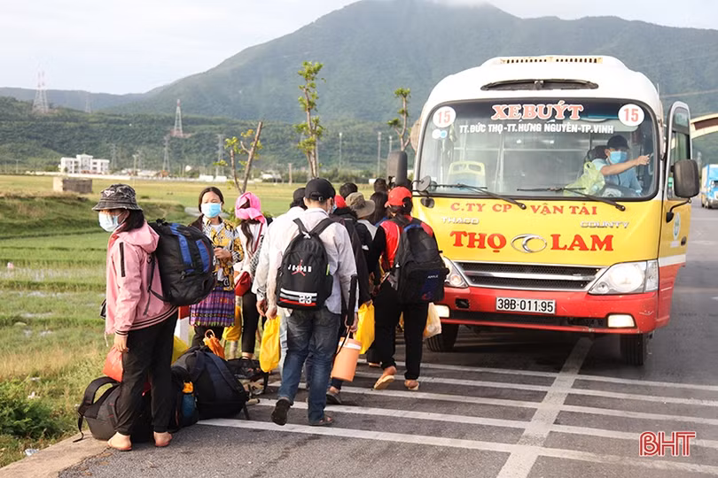 Hà Tĩnh huy động xe buýt hỗ trợ vận chuyển 1.300 công dân từ miền Nam qua địa bàn