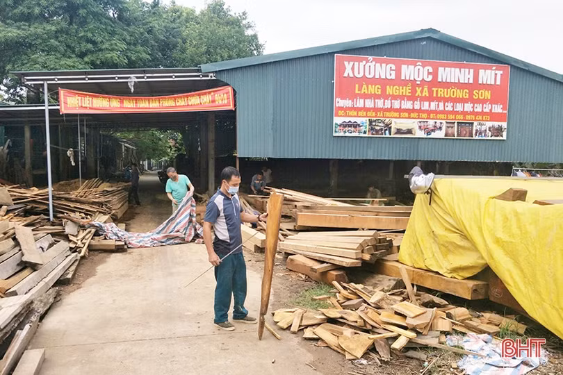 Về Hà Tĩnh xem thợ mộc làm nhà gỗ mít tiền tỷ