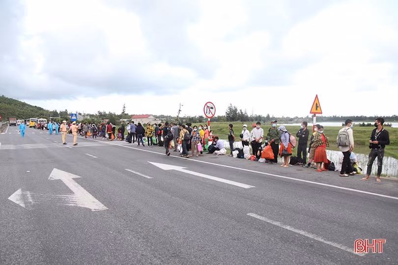 Hà Tĩnh huy động 13 ô tô chở 400 công dân từ các tỉnh miền Nam qua địa bàn