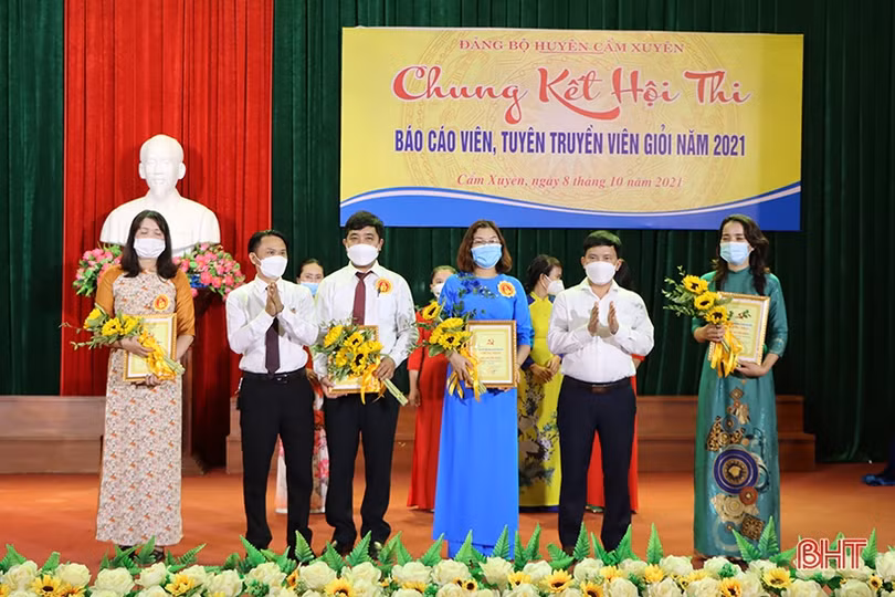Cán bộ xã Cẩm Duệ nhất hội thi báo cáo viên, tuyên truyền viên giỏi huyện Cẩm Xuyên