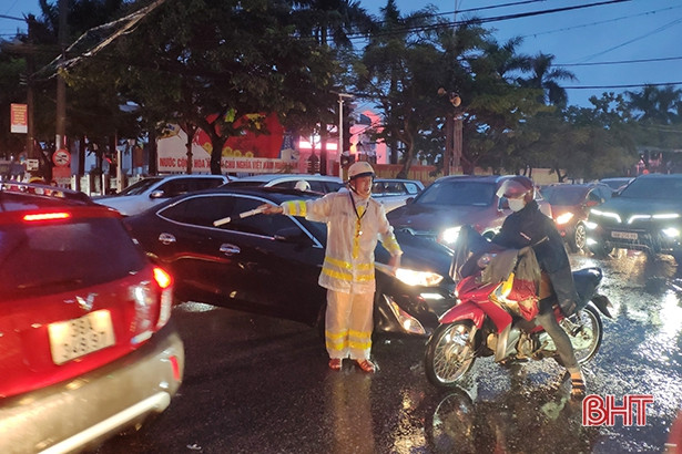 Nhiều tuyến đường ở TP Hà Tĩnh ngập sâu do mưa lớn