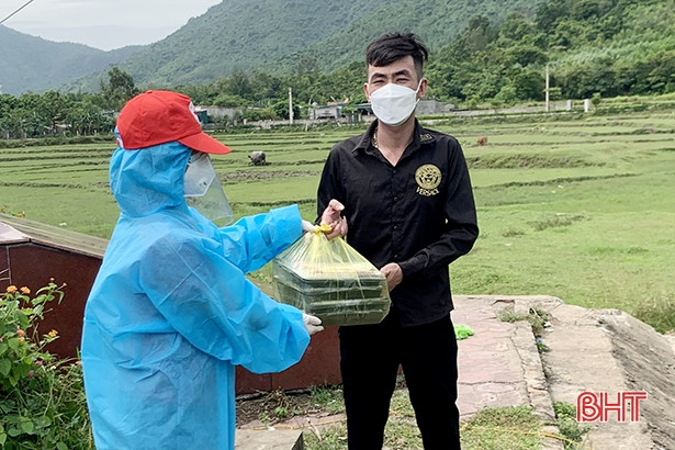 Hội Chữ thập đỏ Hà Tĩnh trao tặng hơn 1.800 suất quà cho công dân hồi hương 