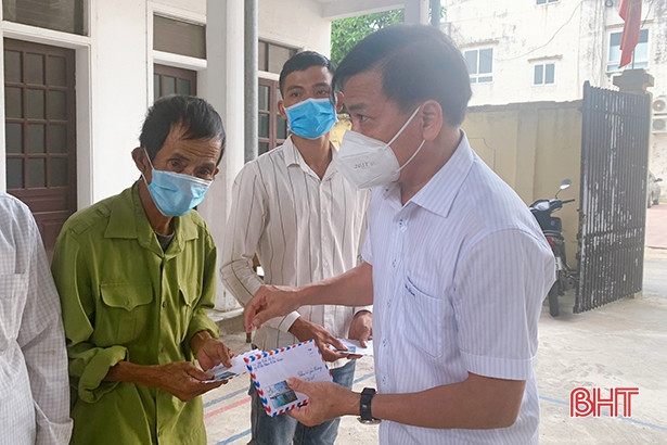 Một gia đình ở Cẩm Xuyên trao 150 triệu đồng cho hội viên Hội Người mù