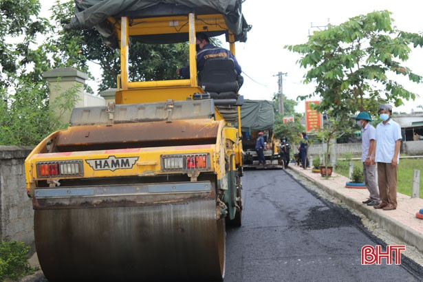 Thảm nhựa nhiều tuyến đường theo tiêu chí NTM kiểu mẫu ở Nghi Xuân