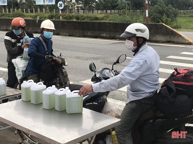 Hội Cổ động viên Hà Tĩnh trao quà hỗ trợ người dân ở các tỉnh phía Nam hồi hương