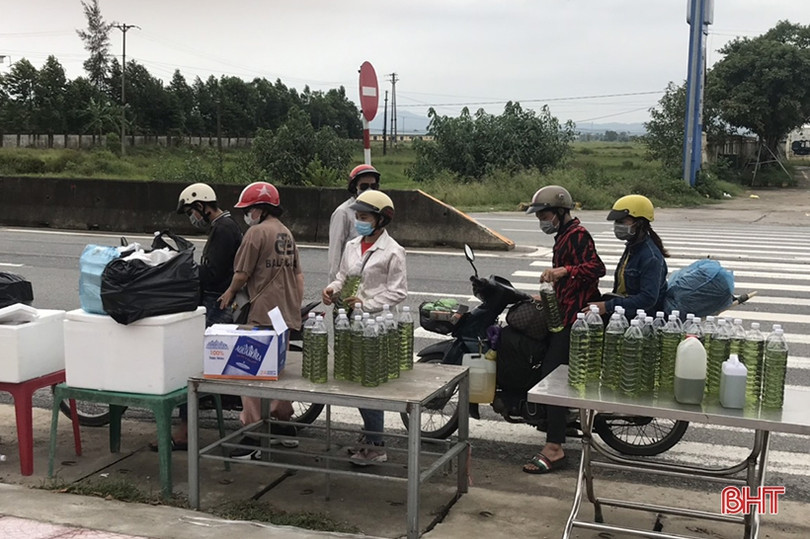 Hội Cổ động viên Hà Tĩnh trao quà hỗ trợ người dân ở các tỉnh phía Nam hồi hương