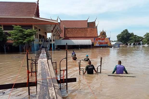 Nước lũ nhấn chìm nhiều ngôi chùa ở Thái Lan