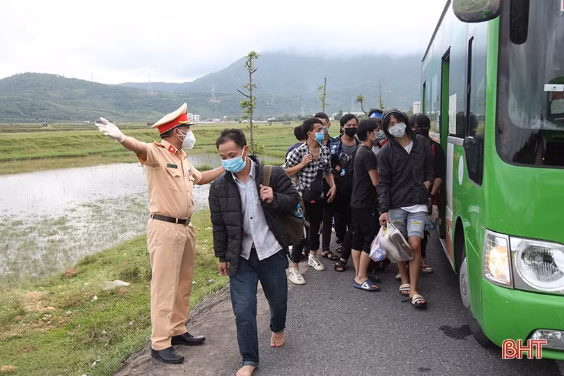 Hà Tĩnh huy động 13 ô tô chở 400 công dân từ các tỉnh miền Nam qua địa bàn