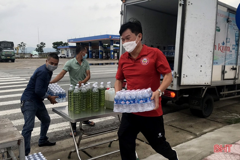 Hội Cổ động viên Hà Tĩnh trao quà hỗ trợ người dân ở các tỉnh phía Nam hồi hương