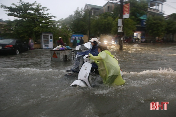 Nhiều tuyến đường ở TP Hà Tĩnh ngập sâu do mưa lớn
