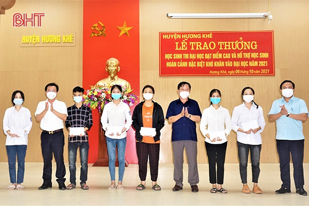 Hương Khê khen thưởng, hỗ trợ 57 em trúng tuyển đại học điểm cao, hoàn cảnh khó khăn