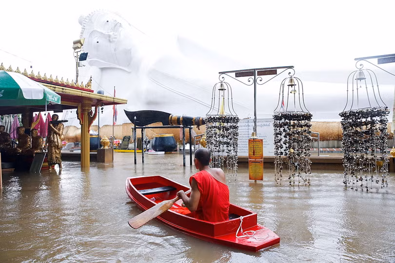 Nước lũ nhấn chìm nhiều ngôi chùa ở Thái Lan