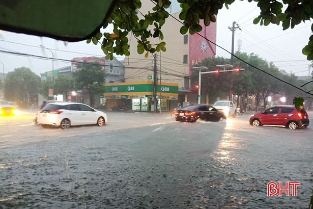 Nhiều tuyến đường ở TP Hà Tĩnh ngập sâu do mưa lớn