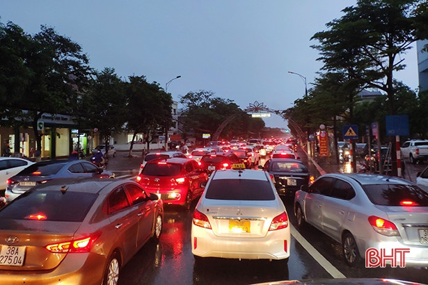 Nhiều tuyến đường ở TP Hà Tĩnh ngập sâu do mưa lớn