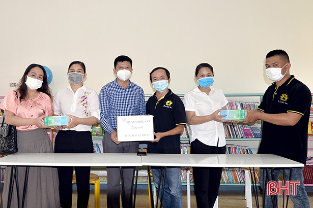 Quán Chiêu Văn trao tặng 40 bộ sách “Ban mai kỳ diệu” cho thiếu nhi Hà Tĩnh