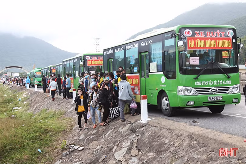 Hà Tĩnh huy động 13 ô tô chở 400 công dân từ các tỉnh miền Nam qua địa bàn