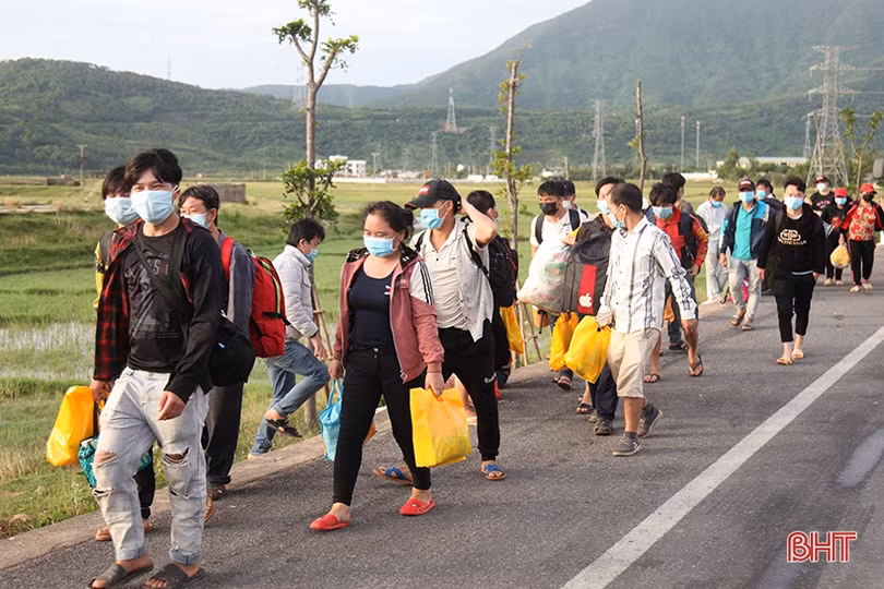 Hà Tĩnh huy động xe buýt hỗ trợ vận chuyển 1.300 công dân từ miền Nam qua địa bàn
