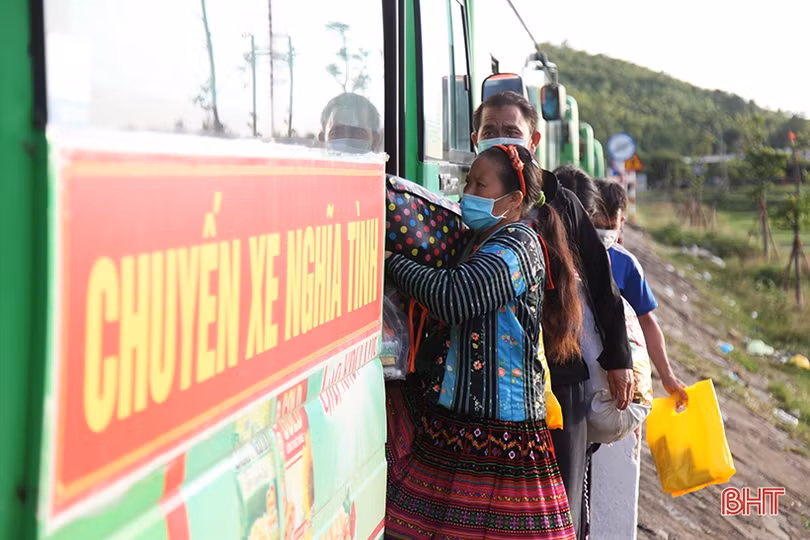 Hà Tĩnh huy động xe buýt hỗ trợ vận chuyển 1.300 công dân từ miền Nam qua địa bàn