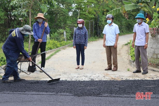 Thảm nhựa nhiều tuyến đường theo tiêu chí NTM kiểu mẫu ở Nghi Xuân