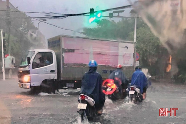 Nhiều tuyến đường ở TP Hà Tĩnh ngập sâu do mưa lớn