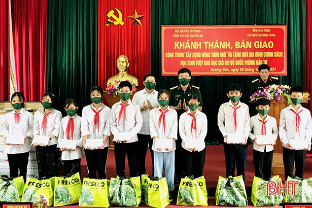 Viện KH&CN quân sự bàn giao công trình, trao quà trị giá 2,3 tỷ đồng tại huyện Hương Sơn