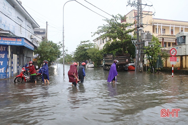 Nhiều tuyến đường ở TP Hà Tĩnh ngập sâu do mưa lớn