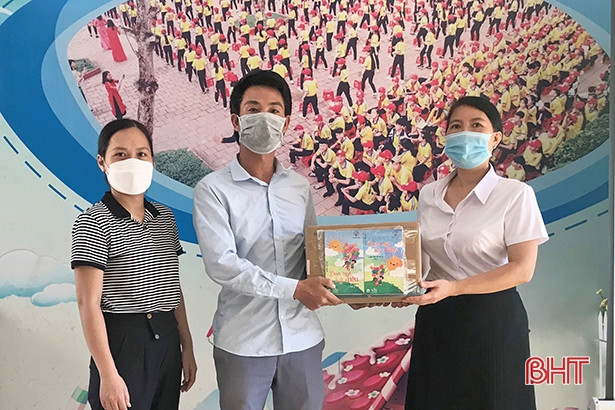 Quán Chiêu Văn trao tặng 40 bộ sách “Ban mai kỳ diệu” cho thiếu nhi Hà Tĩnh