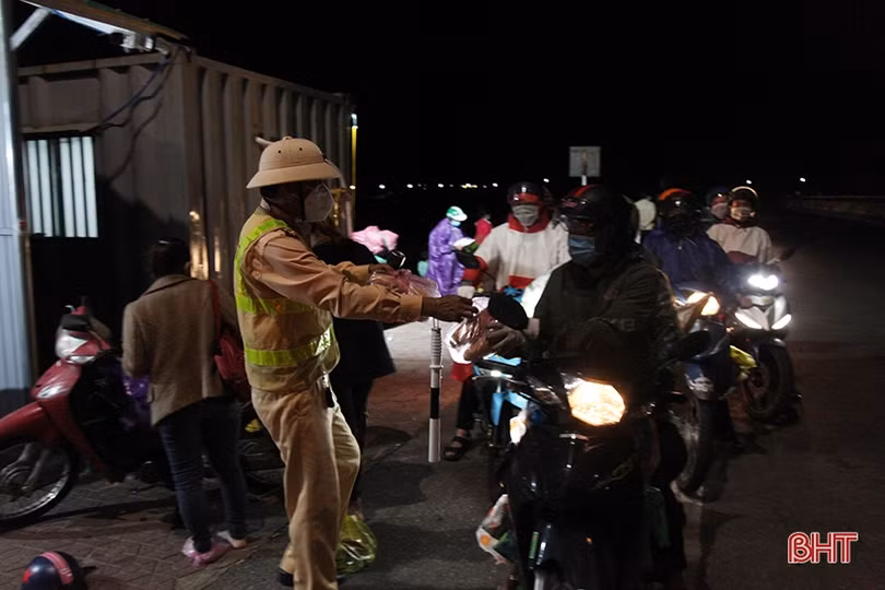 Trắng đêm kiểm soát người từ miền Nam về và đi qua địa bàn Hà Tĩnh