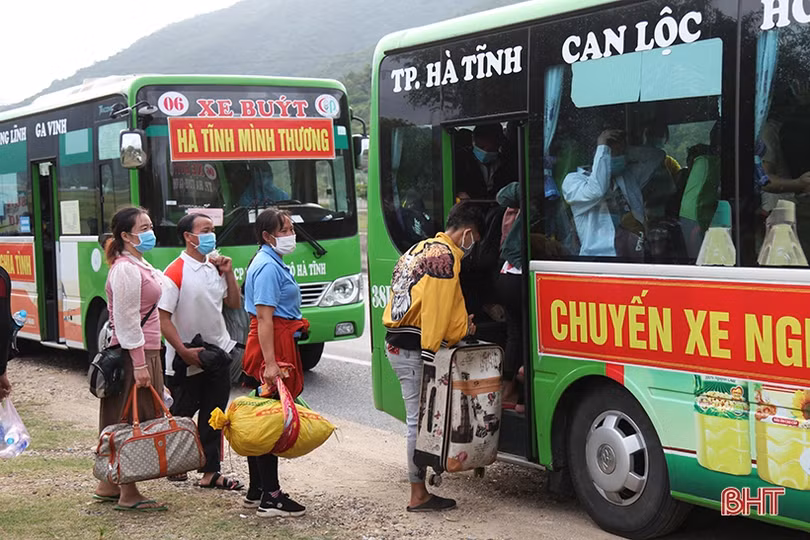 Hà Tĩnh huy động 13 ô tô chở 400 công dân từ các tỉnh miền Nam qua địa bàn