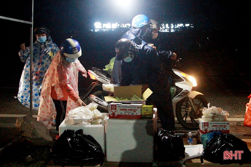 Hội Cổ động viên Hà Tĩnh trao quà hỗ trợ người dân ở các tỉnh phía Nam hồi hương