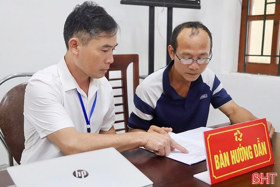 “Gác" lễ, cán bộ cơ sở ở Hà Tĩnh hỗ trợ người dân giải quyết thủ tục hành chính