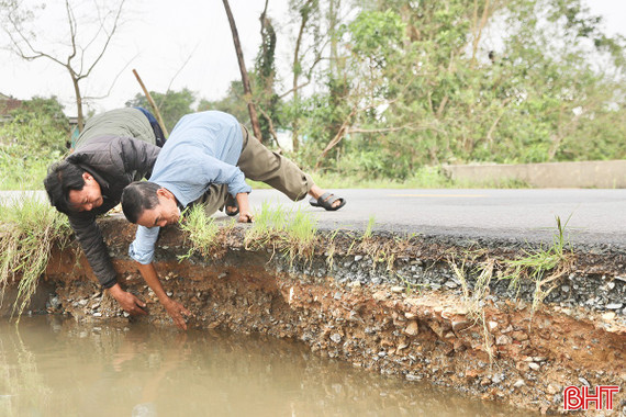 Xói lở nghiêm trọng tuyến đường huyết mạch vùng hạ du hồ Kẻ Gỗ