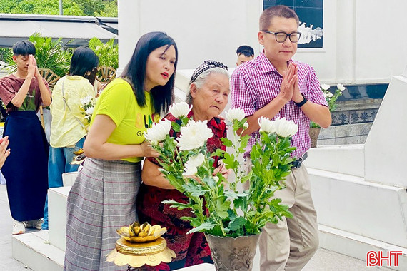 Đông đảo du khách dâng hương tại Ngã ba Đồng Lộc dịp 2/9