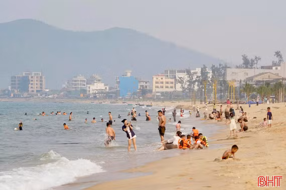 Du khách thích thú với biển Thiên Cầm ngày cuối tuần