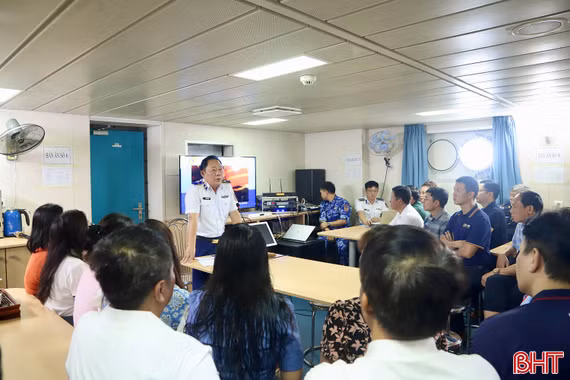 Buổi tuyên truyền đặc biệt trên tàu Cảnh sát biển 8004