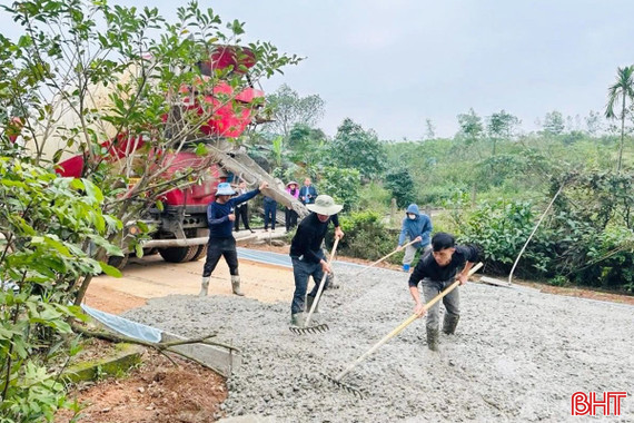 "Thay áo" đường giao thông nông thôn